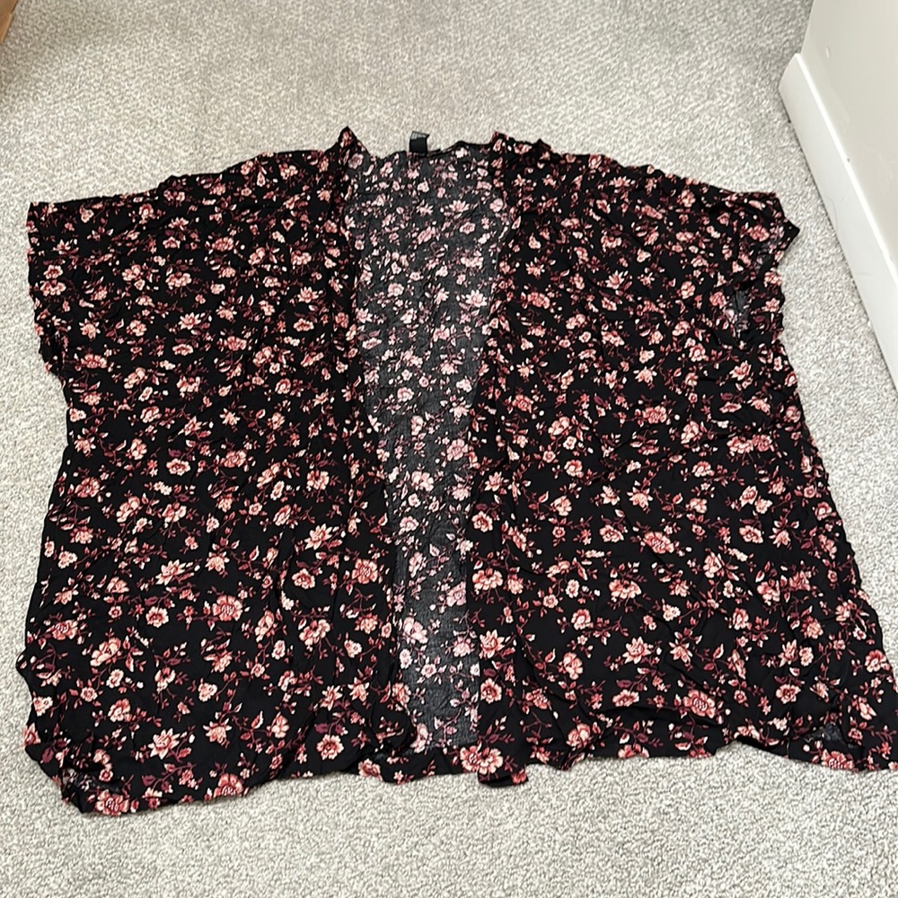 Burgundy floral short sleeve kimono